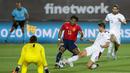 Penyerang Spanyol, Adama Traore, berusaha melewati pemain Swiss pada laga UEFA Nations League di Stadion Alfredo di Stefano, Minggu (11/10/2020). Spanyol menang dengan skor 1-0. (AP Photo/Manu Fernandez)