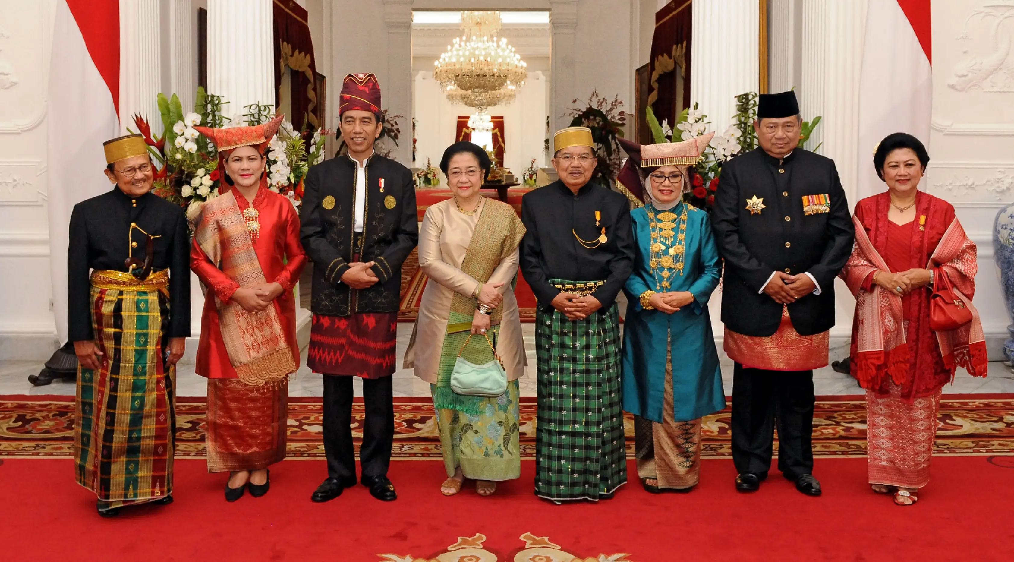 Presiden Jokowi berfoto bersama presiden terdahulu yakni Presiden ketiga RI BJ Habibie, Presiden kelima RI Megawati Soekarnoputri dan Presiden keenam RI Susilo Bambang Yudhoyono di Istana Merdeka, Kamis (17/8). (HANDOUT/INDONESIAN PRESIDENTIAL PALACE/AFP)