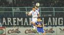 Pemain Bali United, Sultan Samma melakukan duel udara dengan pemain Arema Cronus pada laga perempat final Piala Presiden di Stadion Kanjuruhan, Malang, Sabtu (19/9/2015). (Bola.com/Kevin Setiawan))