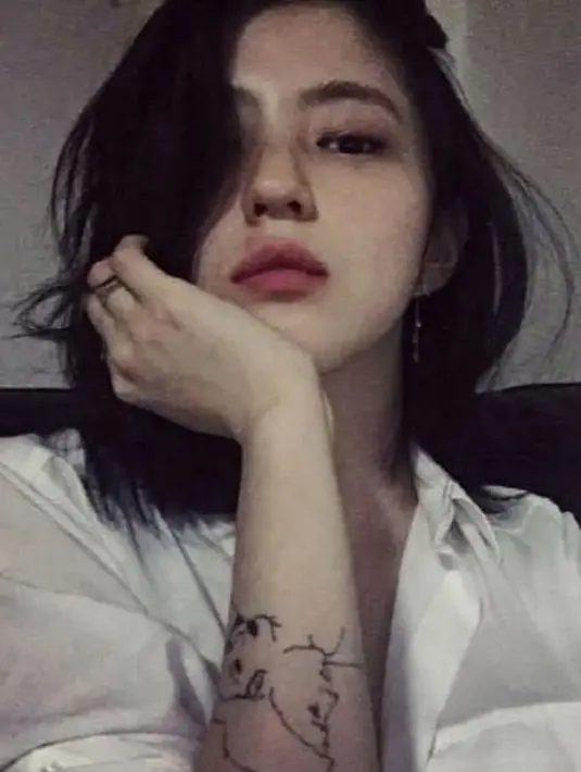 "Foto-foto itu diambil tiga atau empat tahun yang lalu. Saya baik-baik saja. Saya rasa beberapa penggemar perempuan malah suka dengan sisi saya yang seperti itu. Saya sangat berterima kasih," jelas Han So Hee pada 2020 lalu, dikutip dari laman Koreaboo. (Foto: Naver/channel-korea/koreaboo/jje)