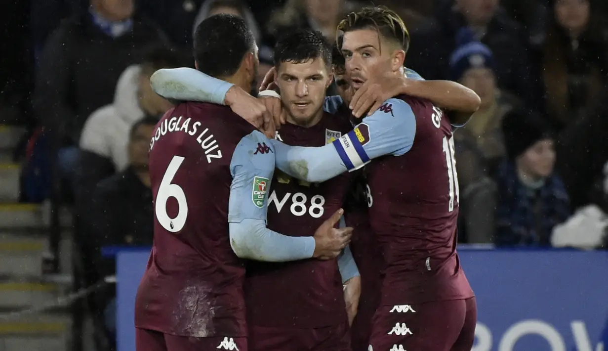 Bek Aston Villa, Frederic Guilbert (tengah) berselebrasi dengan rekan-rekannya usai mencetak gol ke gawang Leicester City pada pertandingan leg pertama semifinal Piala Liga Inggris di King Power Stadium, Leicester, Kamis (9/1/2020). Leicester bermain imbang 1-1 atas Aston Villa. (AP Photo / Rui Viei