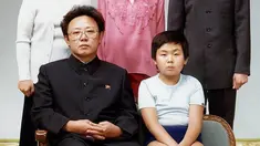 Foto yang diambil pada tanggal 19 Agustus 1981 dan dirilis ke AFP pada tahun 2000 menunjukkan pemimpin Korea Utara Kim Jong-Il bersama anaknya, Kim Jong-Nam saat potret keluarga di Pyongyang. (AFP PHOTO / Handout /  - South Korea OUT - North Korea OUT)