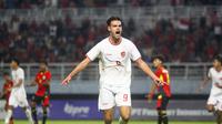 Selebrasi pemain Timnas Indonesia U-19, Jens Raven setelah mencetak gol kedua ke gawang Timnas Timor Leste U-19 pada laga matchday ketiga Grup A Piala AFF U-19 di Stadion Gelora Bung Tomo, Surabaya. Selasa (23/7/2024). (Bola.com/Aditya Wany)