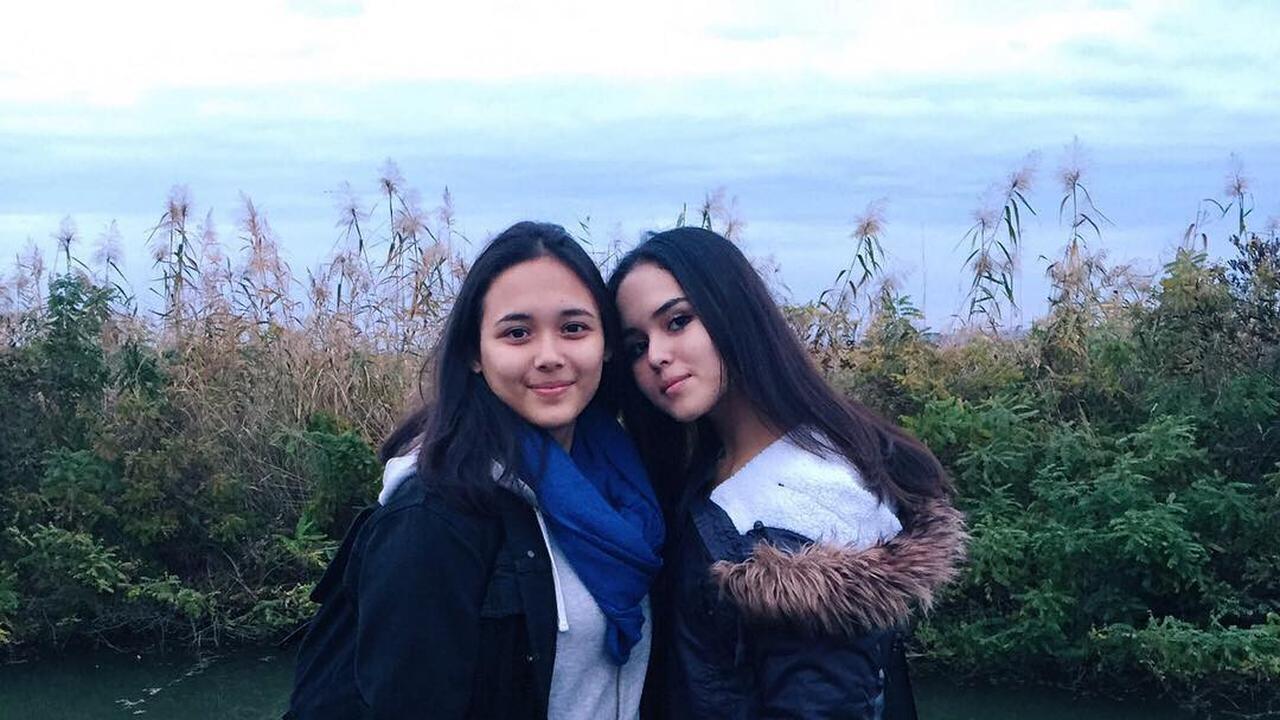 Selalu Mendampingi, Ini 6 Potret Kenangan Laura Anna dan Sang Kakak