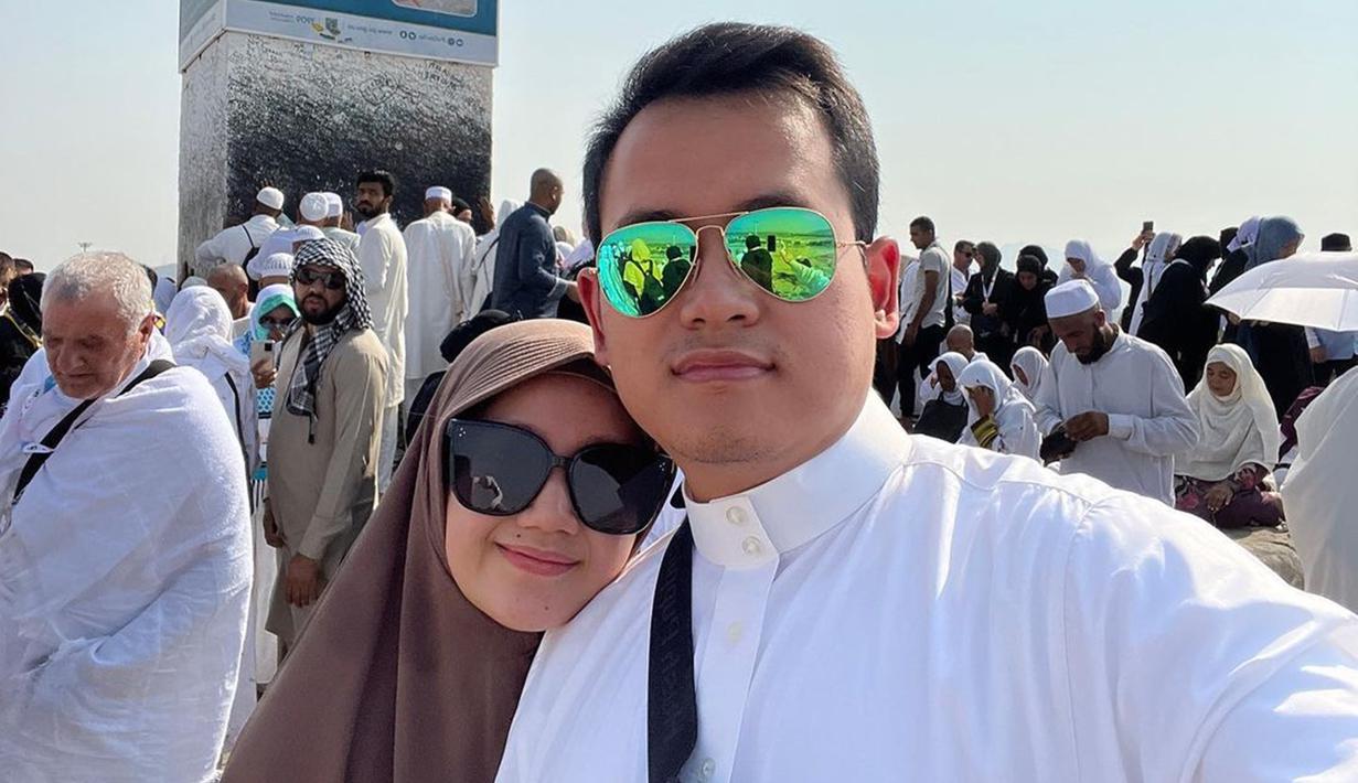 Jessica Anastasya terlihat begitu sumringah saat menjalani momen ke Tanah Suci bersama sang suami. Foto ini pun banjir like dan komentar dari netizen. Bahkan ada yang belum move on dengan memanggil Jessica dengan sebutan Si Eneng di kolom komentar. (Liputan6.com/IG/jessicaanastasya20)