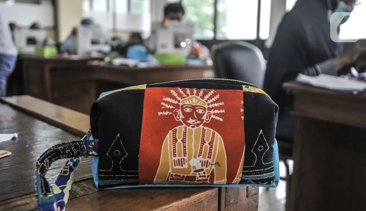 Salah satu produk hasil pelatihan kerajinan tangan kreasi kain perca di Kantor Sudin Pendidikan Wilayah I, Kompleks Wali Kota Jakarta Pusat, Selasa (26/10/2021). Kegiatan pelatihan ini diikuti 45 kaum perempuan dari delapan kecamatan di Jakarta Pusat. (merdeka.com/Iqbal S Nugroho)