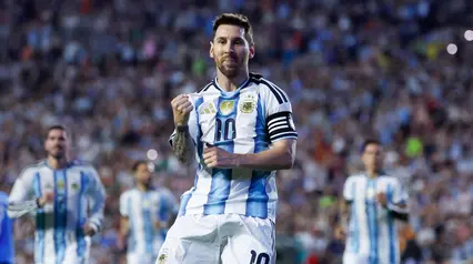 Pemain Argentina, Lionel Messi, melakukan selebrasi setelah mencetak gol ke gawang Islandia pada laga uji coba di Jordan-Hare Stadium, Auburn, Alabama, Amerika Serikat, Rabu (10/6/2026). (AP Photo/Butch Dill)