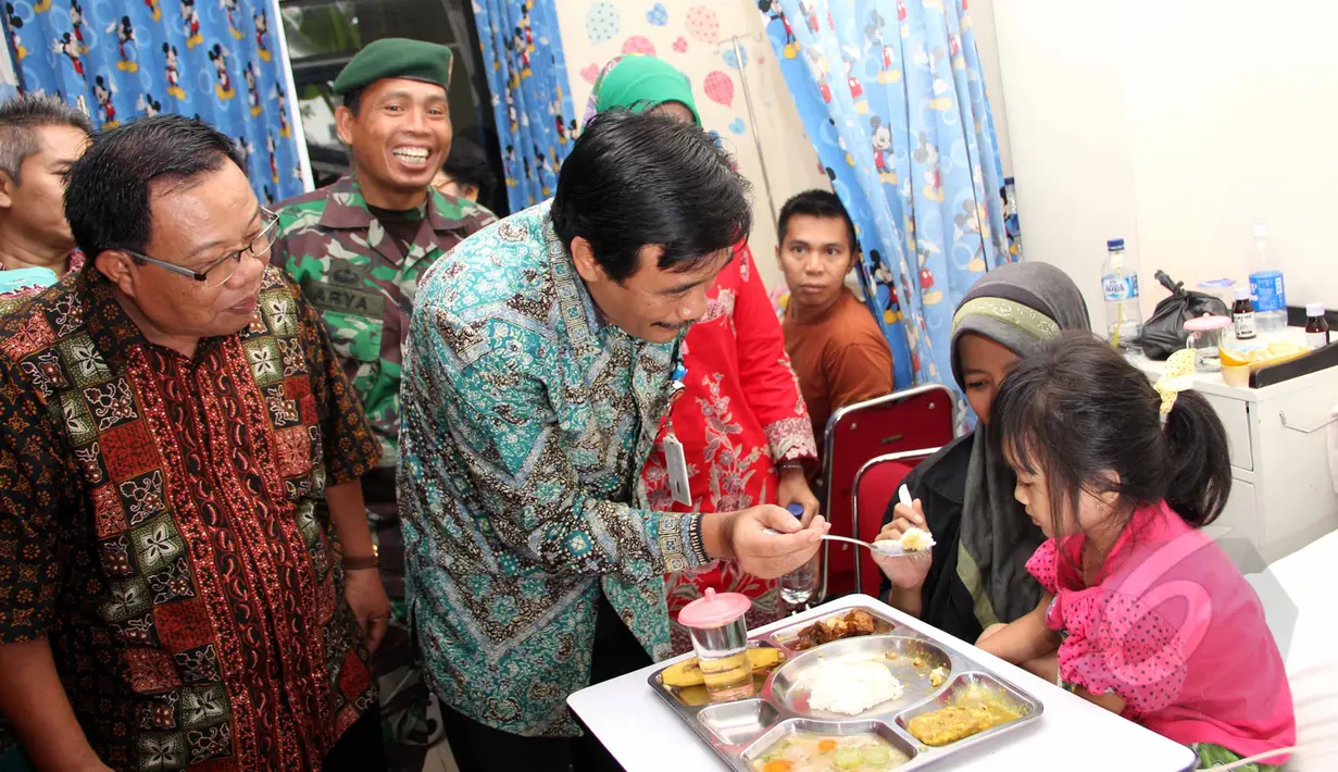 Wakil Gubernur DKI Djarot Saiful Hidayat saat mengunjungi salah satu ruang perawatan usai acara peresmian 15 Rumah Sakit Umum (RSU) tipe D di RSU Kecamatan Pesanggrahan, Jakarta, Kamis (2/4/2015). (Liputan6.com/Helmi Afandi)
