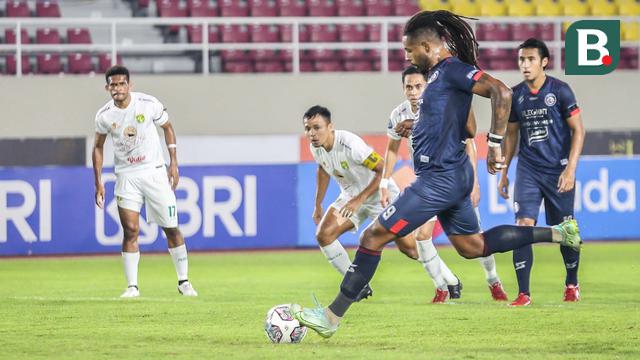 Foto: Derby Jatim, 10 Pemain Arema FC Harus Rela Berbagi Poin Dengan Persebaya Surabaya di Pekan Kesebelas BRI Liga 1