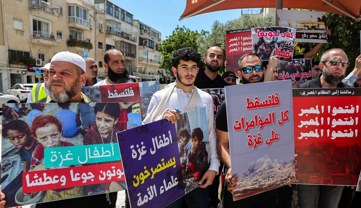 Dalam aksinya, mereka menentang penutupan perlintasan Rafah dan situasi kemanusiaan yang memprihatinkan di Jalur Gaza. (Jack GUEZ/AFP)