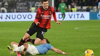 Momen pemain AC Milan, Christian Pulisic mendapat tekel dari pemain Lazio, Luca Pellegrini. (Alberto PIZZOLI / AFP)