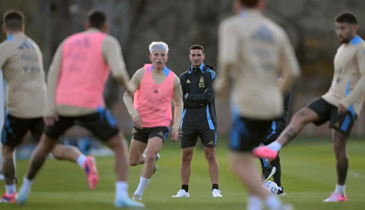 Pelatih Argentina, Lionel Scaloni (tengah) memimpin latihan Timnas Argentina menjelang laga kualifikasi Piala Dunia 2026 zona CONMEBOL melawan Chile di Ezeiza, Buenos Aires, Selasa (03/09/2024). (AFP/Juan Mabromata)