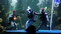 Penyelam mementaskan drama teatrikal yang bertajuk "Semangat perjuangan" di akuarium utama Sea World, Ancol, Jakarta, Selasa (10/11/2020). Pertunjukan dengan latar belakang Pertempuran Surabaya itu digelar pada 7-10 November untuk memperingati Hari Pahlawan Nasional. (Liputan6.com/Johan Tallo)