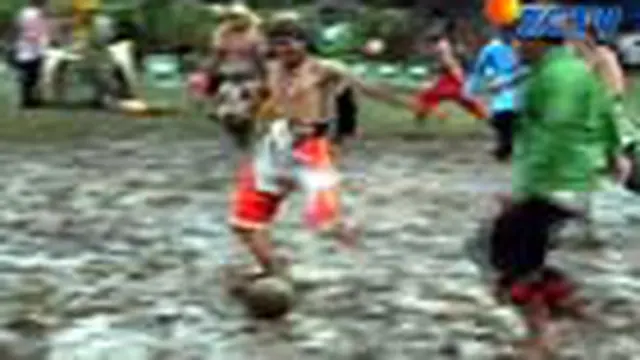 Puluhan seniman dari berbagai kelompok kesenian di Borobudur, Magelang, menggelar pertandingan sepakbola menyambut Piala Dunia 2010. 