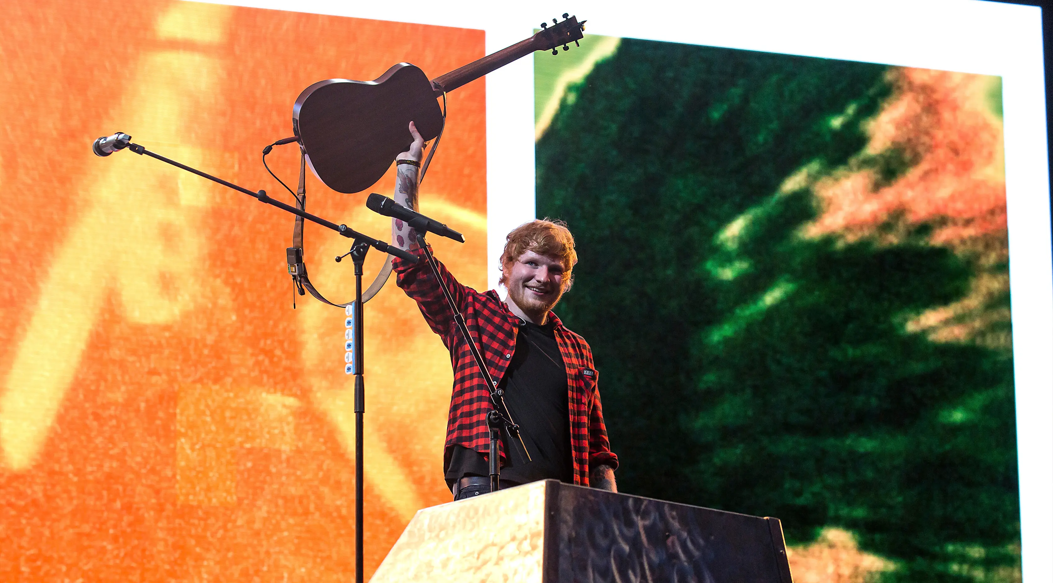 Penyanyi Ed Sheeran menyapa penonton dan penggemarnya usai tampil di Festival Glastonbury di Worthy Farm, di Somerset, Inggris (25/6). (Photo by Grant Pollard/Invision/AP)