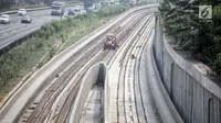 Pekerja terihat di pembangunan proyek kereta api ringan (light rail transit/LRT) di kawasan Kampung Makasar, Jakarta, Kamis (26/7). Secara keseluruhan, proyek kereta ringan atau LRT Jakarta telah rampung sekitar 85 persen. (Liputan6.com/Faizal Fanani)
