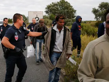 Polisi Perancis mengusir para imigran yang berusaha memasuki kawasan Channel Tunnel di Frethun, Calais, Perancis (3/8/2015). Pada malam hari imigran masuk keterowongan rel bawah laut yang menghubungkan Perancis dan Inggris. (REUTERS/Pascal Rossignol)