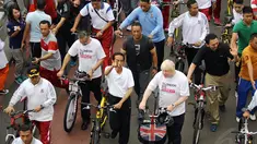 Presiden Joko Widodo (menunjuk) bersepeda bersama Walikota London, Boris Johnson di Jakarta, Minggu (30/11/2014). (Liputan6.com/Faizal Fanani)