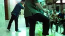 Dude Harlino ikut membersihkan Masjid Sunda Kelapa, Jakarta Pusat, Rabu (3/5/2017). Program yang direncanakan berakhir sebelum bulan Ramadhan itu mulai dilakukan sejak 21 Arpil hingga 23 Mei 2017. (Nurwahyunan/Bintang.com)
