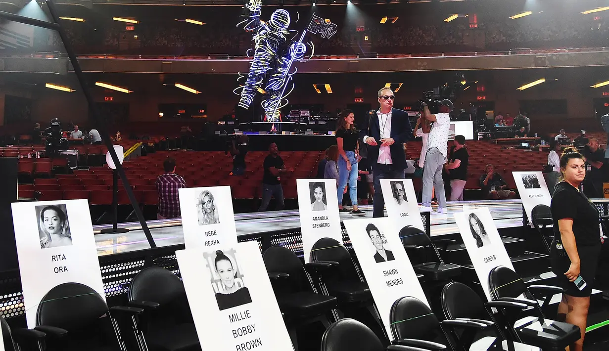 Suasana persiapan untuk ajang bergengsi MTV Video Music Awards (MTV VMA) 2018 di Radio City Music Hall, New York, 17 Agustus 2018. MTV VMA 2018 akan berlangsung 20 Agustus mendatang. (AFP/Angela Weiss)