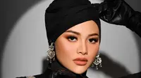 Aurel Hermansyah mengenakan turban hitam dengan hiasan permata berkilau. (dok. Instagram by @riomotret via @aurelie.hermansyah/https://www.instagram.com/p/CPry4bXjplJ/?igsh=MWJ1NzU4MmRzYzFkZw%3D%3D/Rusmia Nely)