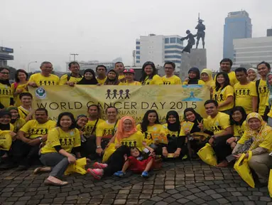 RSCM bersama dokter, tenaga kesehatan, survivor kanker dan relawan menggelar aksi damai memperingati Hari Kanker Sedunia, Jakarta, Rabu (4/2/2015). (Liputan6.com/Herman Zakharia)