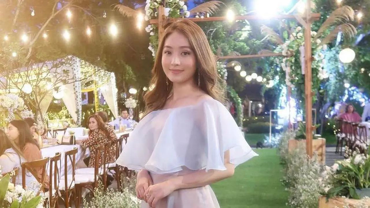 9 Model Baju Pesta Sederhana Tapi Mewah ala Seleb, Ayu Ting Ting-Nikita Willy