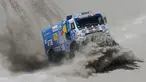 Pembalap Airat Mardeev dan rekannya Aydar Belyaev dari Rusia mengendalikan truk Kamaz mereka pada tahap 11 Reli Dakar 2018 antara Belen dan Chilecito / Fiambala, Argentina, (17/1). (AP Photo / Ricardo Mazalan)