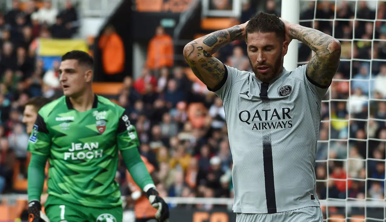 Sergio Ramos. Setelah tak menjadi pilihan utama di musim pertamanya bersama PSG pada 2021/2022, bek tengah berusia 36 tahun ini dipercaya sebagai pilihan utama dalam skuad PSG musim 2022/2023. Namun hal tersebut tak membuat Luis Enrique meliriknya. Pemilik 180 caps bersama Tim Matador ini terakhir kali bermain membela Spanyol pada 31 Maret 2021. (AFP/Guillaume Souvant)