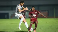 Pemain Borneo FC, Guy Junior (kanan) berebut bola dengan pemain Bali United, Willian Silva Pacheco dalam laga pekan ke-5 BRI Liga 1 2021/2022 di Stadion Indomilk Arena, Tangerang, Selasa (28/09/2021). (Bola.com/Bagaskara Lazuardi)