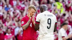 Tepat pada menit ke-10, merujuk pada nomor punggung Eriksen, para pemain juga sempat menghentikan laga untuk memberi penghormatan kepada Christian Eriksen. (AP/Martin Meissner, Pool)