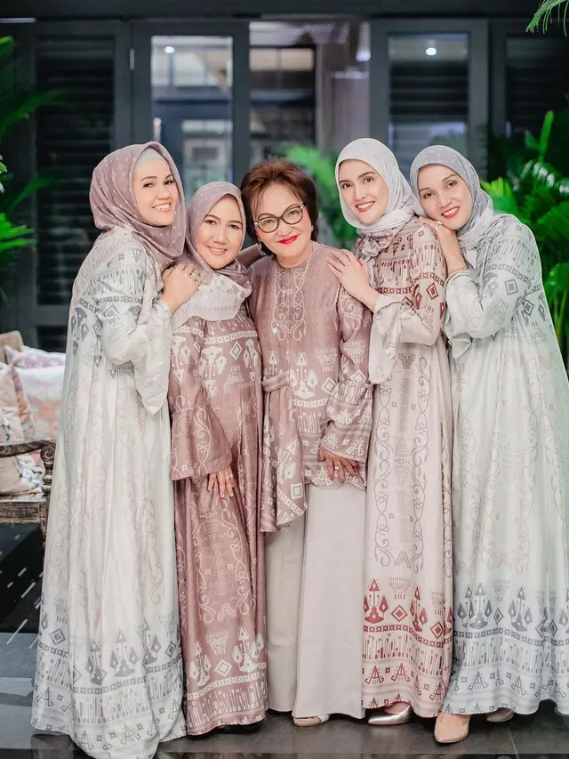 10 Potret Shandy Aulia dengan Keluarga, Tetap Kompak Meski Beda Agama