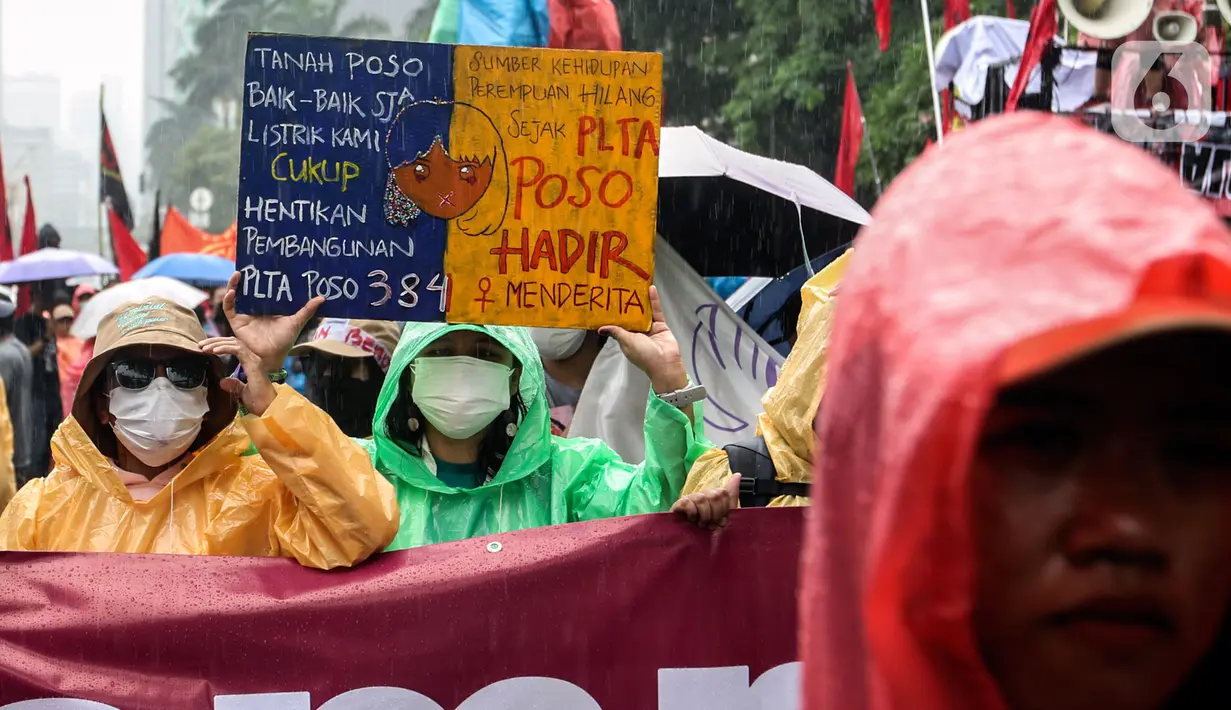 <p>Massa yang tergabung dari berbagai elemen masyarakat melakukan aksi damai dengan membentangkan poster di kawasan Monumen Nasional, Jakarta, Indonesia, Rabu (8/3/2023). Dalam aksi memperingati Hari Wanita Internasional, mereka menyerukan untuk melawan segala bentuk penindasan hak, perlindungan, menolak perkawinan anak serta menjamin kesehatan perempuan. (Liputan6.com/Johan Tallo)</p>
