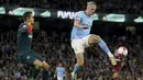 Kiper West Ham United Lukasz Fabianski dan penyerang Manchester City Erling Haaland bereaksi saat laga tunda pekan ke-28 Liga Inggris 2022/2023 di Etihad Stadium, Man City menang 3-0, Kamis (4/5/2023) WIB. (Martin Rickett/PA via AP)