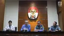 Wakil Ketua KPK, Alexander Marwata (kedua kiri) bersama Dirbingakkum Puspom AL Kolonel (Laut) Totok Safaryanto (ketiga kiri) memberi keterangan terkait penetapan tersangka baru dalam pengembangan kasus suap Bakamla di Gedung KPK, Jakarta, Rabu (31/7/2019). (Liputan6.com/Helmi Fithriansyah)