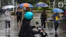 Mereka menawarkan jasa payung kepada warga yang akan melintas menembus guyuran hujan. (Liputan6.com/Angga Yuniar)