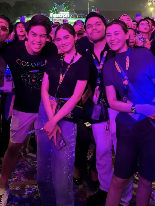 Selanjutnya, Syifa pun mengganti atasan nya dengan kaos hitam polos lengan pendek ketat. Sedangkan, El Rumi mengenakan kaos Coldplay dipadukan celana pendek. [@thariqhalilintar]