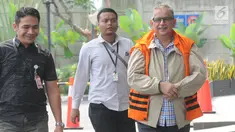 Direktur Utama PT PLN nonaktif Sofyan Basir tersenyum saat akan menjalani pemeriksaan oleh penyidik di Gedung KPK. Jakarta, Selasa (11/6/2019). Sofyan Basir diperiksa sebagai tersangka terkait menerima suap dalam pembangunan proyek PLTU Riau-1. (merdeka.com/Dwi Narwoko)