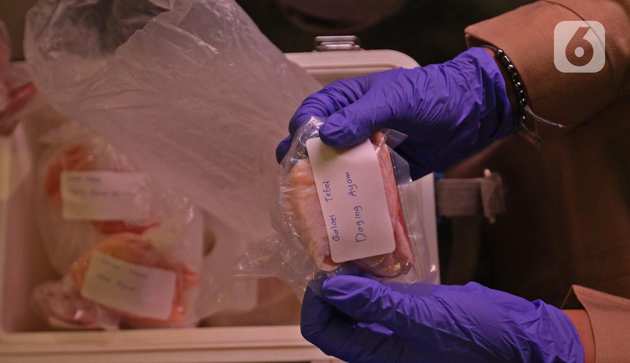 Petugas lab dari Dinas Ketahanan Pangan, Kelautan, dan Pertanian (KPKP) Provinsi DKI Jakarta saat menguji sampel daging di Swalayan Gelael, Pancoran, Jakarta, Senin (21/12/2020). (Liputan6.com/Herman Zakharia)