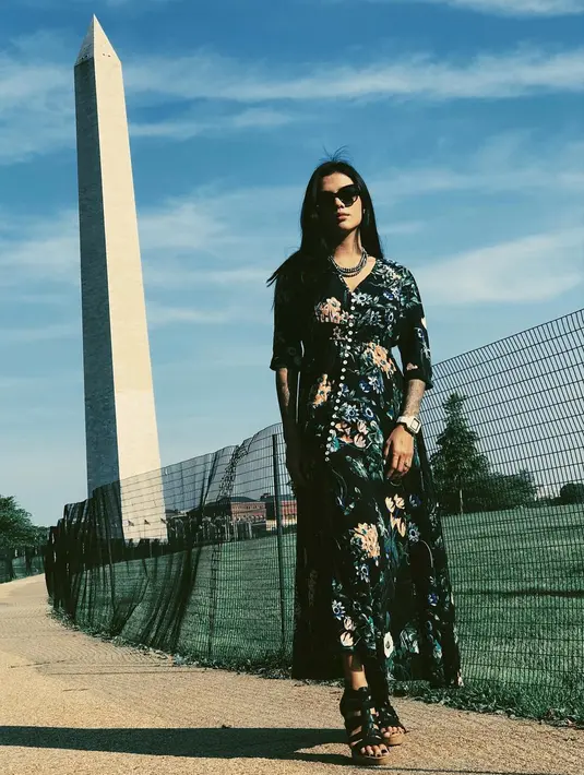 Setia sangat pandai dalam memilih padupadan gayanya. Dirinya juga pernah mengenakan dress dengan motif floral yang membalut seluruh tubuhnya. Ditambah dengan juntaian rambut panjangnya, membuat gaya Setia semakin feminin. (Liputan6.com/IG/@tigawat)