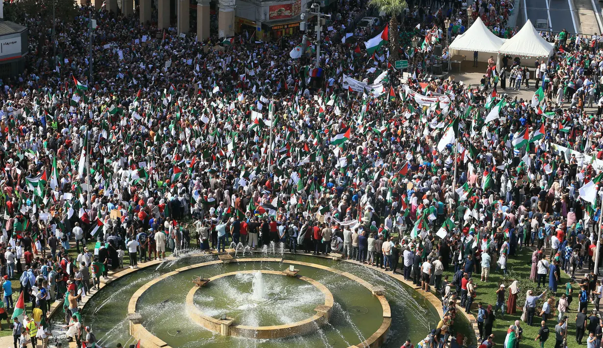 Warga Aljazair berunjuk rasa sebagai bentuk solidaritas terhadap warga Palestina di Gaza di Aljir, Aljazair, Kamis, 19 Oktober 2023. (AP Photo/Hassene Dridi)