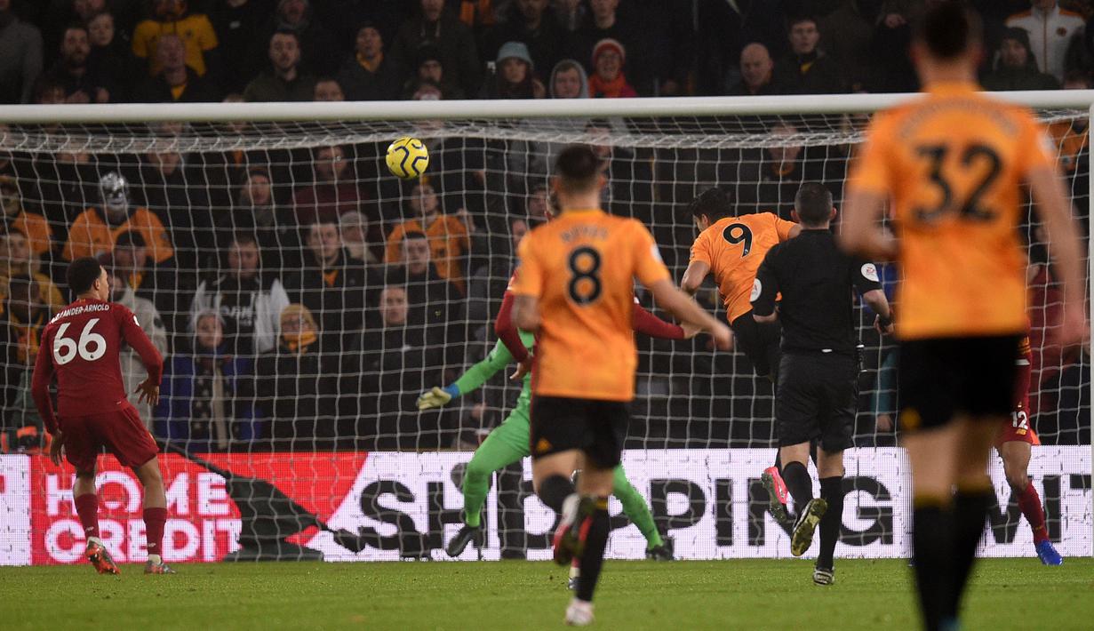 Pemain Wolverhampton Wanderers Raul Jimenez (tengah) mencetak gol ke gawang Liverpool pada pertandingan Liga Inggris di Molineux Stadium, Wolverhampton, Inggris, Kamis (23/1/2020). Liverpool menang 2-1. (Oli SCARFF/AFP)
