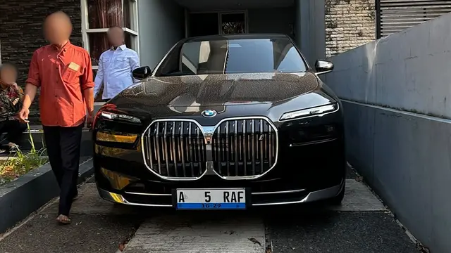 KPK Geledah Rumah Suami Fadia Arafiq di Semarang, Sita Mobil Listrik Mewah