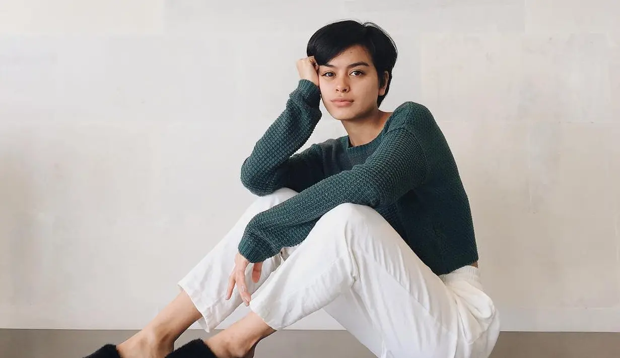 Sudah bukan rahasia umum lagi jika putri Sophia Latjuba dan Indra Lesmana, Eva Celia punya wajah cantik menawan. Walaupun tak memakai makeup, ia tetap tampak cantik. (Foto: instagram.com/evacelia)