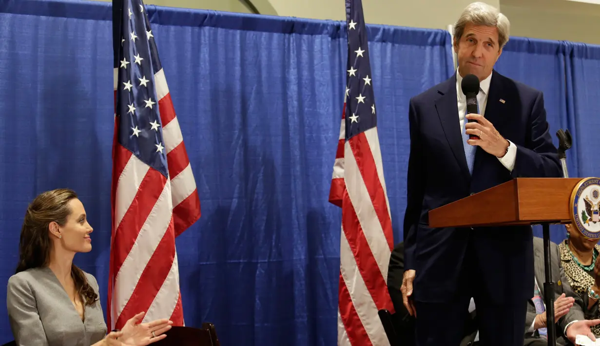 Menteri Luar Negeri AS John Kerry (kanan)  dan aktris Angelina Jolie saat menghadiri acara buka puasa lintas agama di  All Dulles, Area Muslim Society, Virginia, AS, (20/6). Kegiatan ini juga untuk memperingati Hari Pengungsi Dunia. (YURI GRIPAS / AFP)