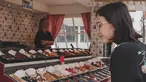 Saat berada di kota Volendam, Belanda, Kimberly Ryder menatap es krim dengan berbagai rasa dan topping yang berada di depannya. Dessert yang tampak lezat ini juga bikin netizen ikutan ngiler melihatnya. Selain itu, beberapa mengaku salfok melihat wajah ibu dua anak ini yang masih bak ABG. (Liputan6.com/IG/@kimbrlyryder)