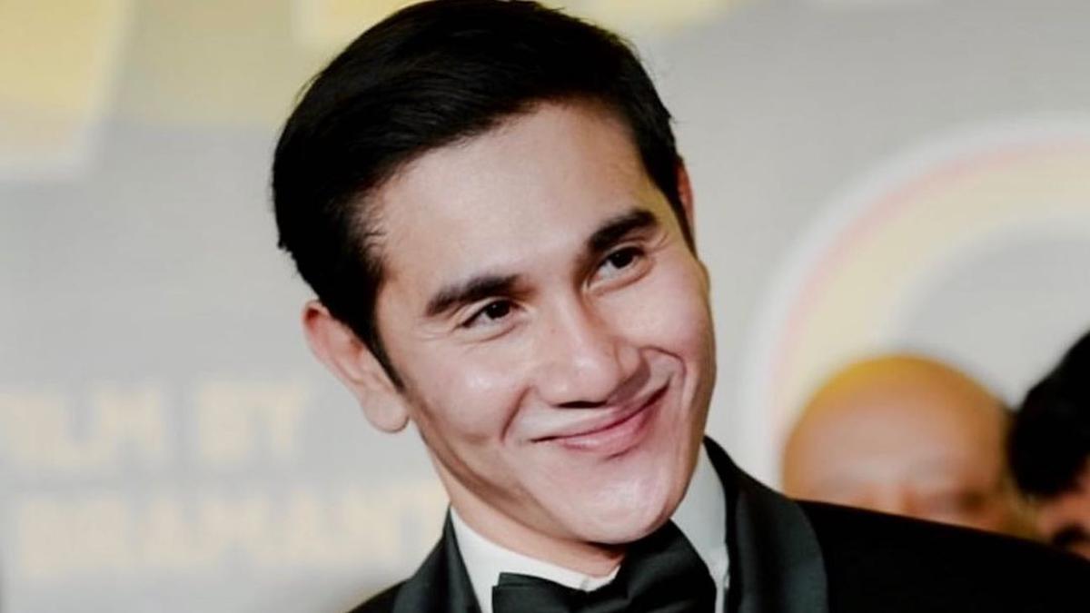 Bikin Ngakak, Vino G. Bastian Minta Diartikan Surat dari Creator Original Miracle In Cell No.7 yang Pakai Bahasa Korea - Vimarsana News