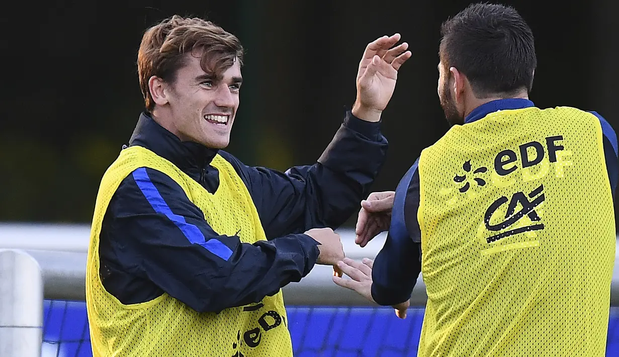 Antoine Griezmann (kiri) dan Andre-Pierre Gignac bercanda saat berlatih jelang melawan Bulgaria pada kualifikasi Piala Dunia 2018 di di Clairefontaine-en-Yvelines dekat Paris, (4/10/2016). (AFP/Franck Fife)