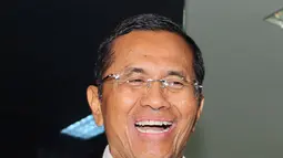 Dahlan Iskan memberikan keterangan kepada wartawan usai menjalani pemeriksaan di Kejaksaan Tinggi DKI Jakarta, Kamis (4/6/2015). Dahlan diperiksa sebagai saksi terkait pembangunan PLTU di Pulan Jawa, Bali dan NTB. (Liputan6.com/Helmi Afandi)