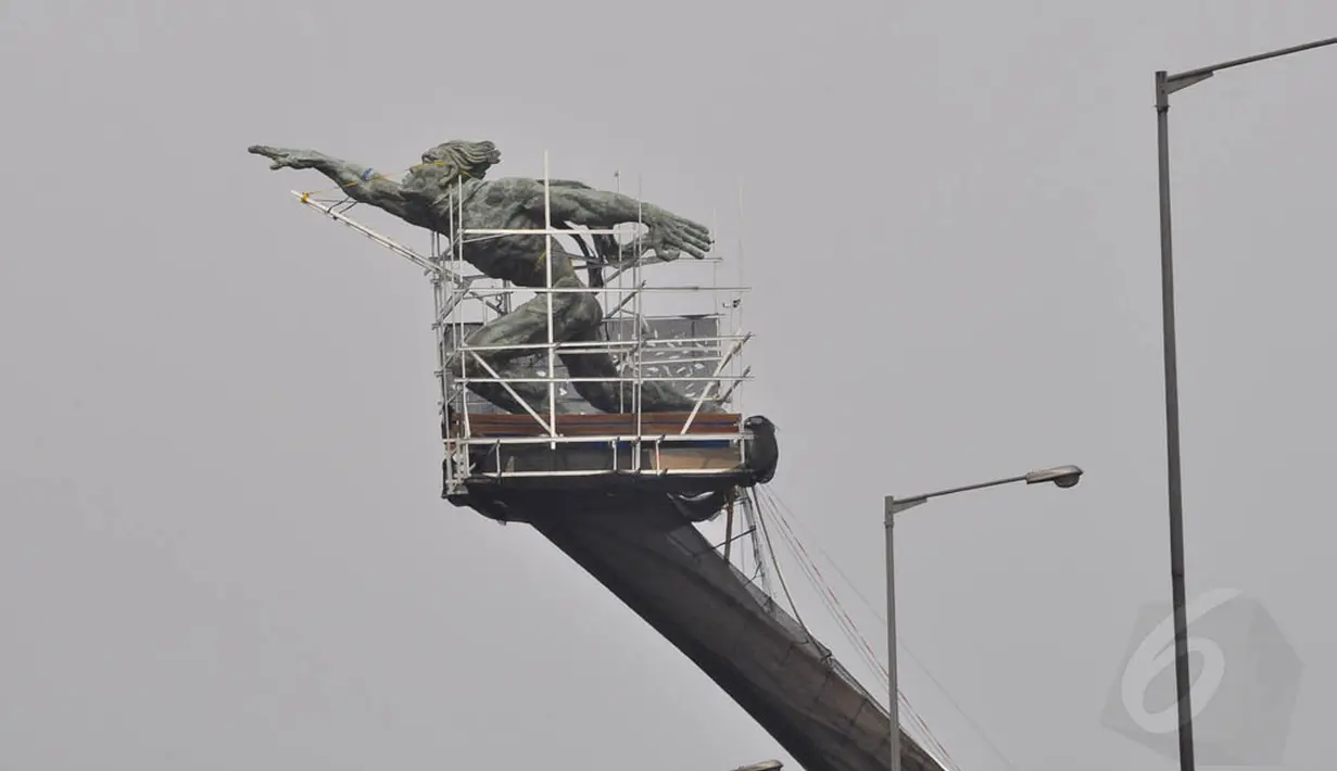 Usai dibersihkan dengan bahan kimia alkali gliserol, tim konservasi akan menyiramkan patung dengan aseton, Jakarta, Jumat (28/8/14). (Liputan6.com/Miftahul Hayat)